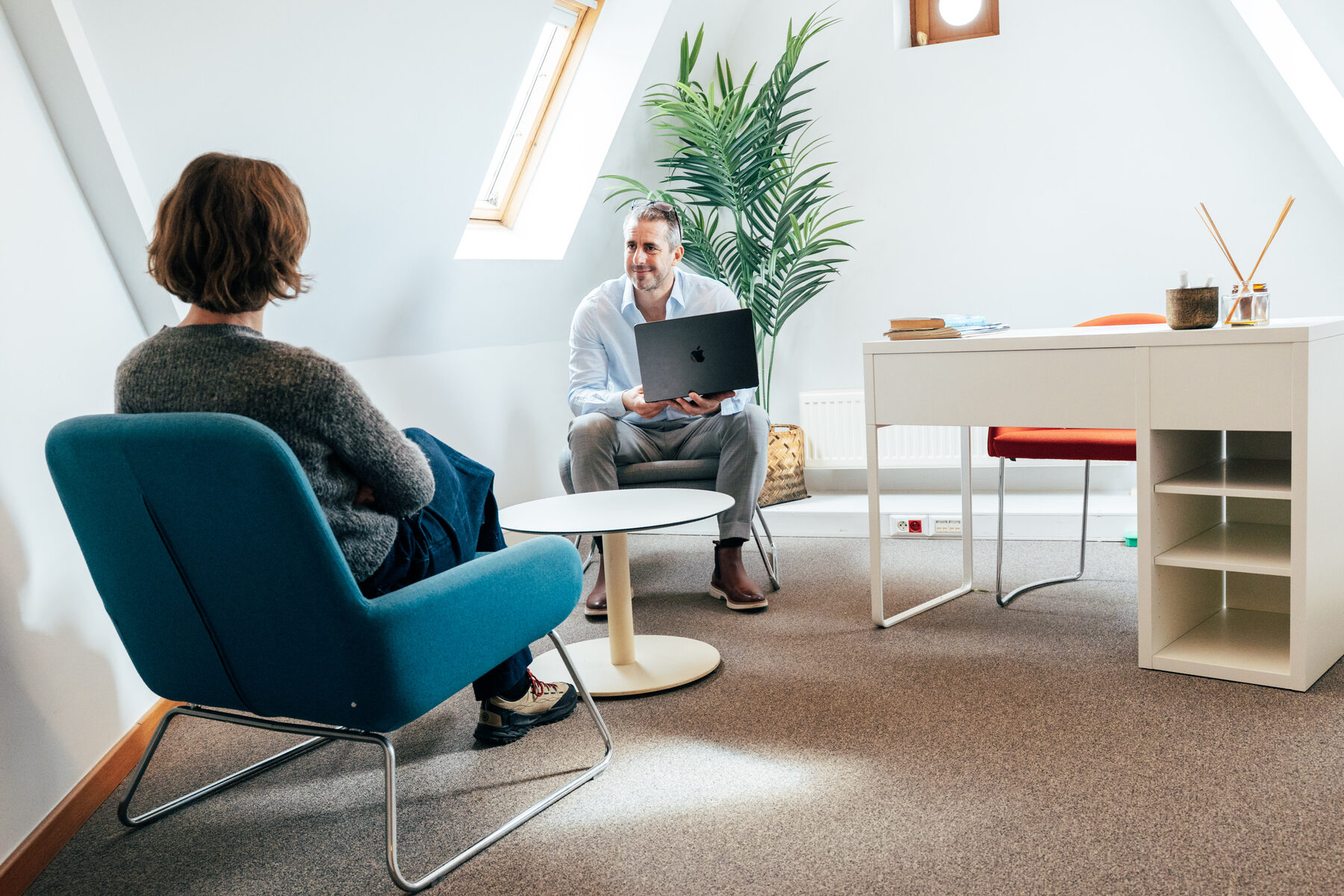A Generations consultant in conversation with a candidate in the Brussels office